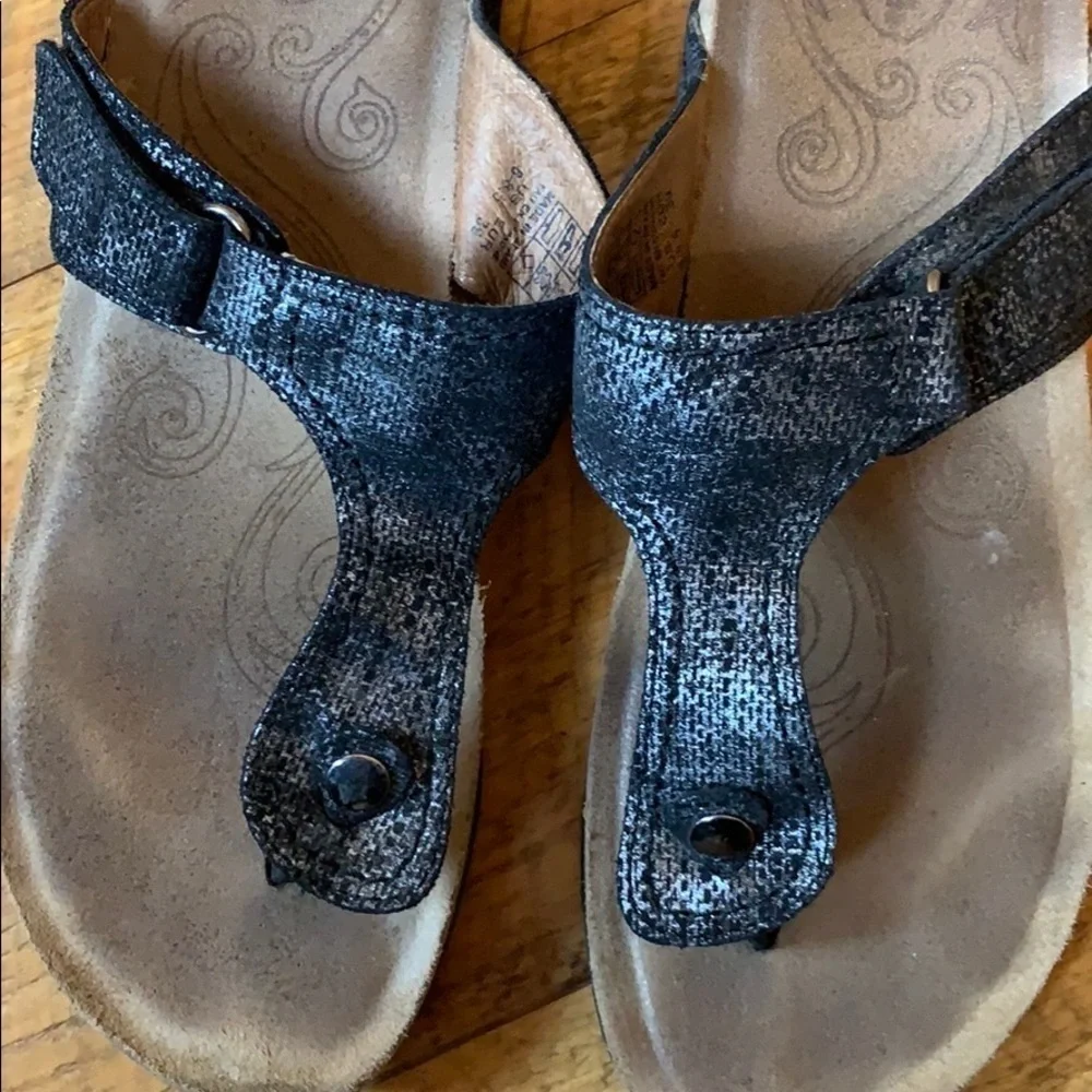 Taos Lucy thong style sandals Black & silver Size 8-8.5